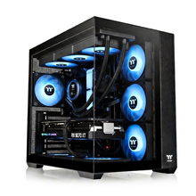 Computer desktop da gioco Zendia Orion con ventole e componenti illuminati di blu, dotato di 32 GB RAM DDR5, SSD NVMe da 1 TB e sistema di raffreddamento a liquido avanzato, visto di lato.