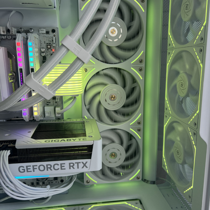 Foto reale del PC Gaming Zendia Zenith visto di fianco con pannello trasparente. Configurazione con processore AMD Ryzen 7 9800X3D, scheda video Nvidia RTX 5070 Ti da 16 GB, dissipatore a liquido da 360 mm e memorie RAM DDR5 illuminate foto interna