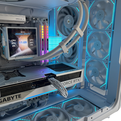 Foto reale del PC Gaming Zendia Zenith visto di fianco con pannello trasparente. Configurazione con processore AMD Ryzen 7 9800X3D, scheda video Nvidia RTX 5070 Ti da 16 GB, dissipatore a liquido da 360 mm e memorie RAM DDR5 illuminate