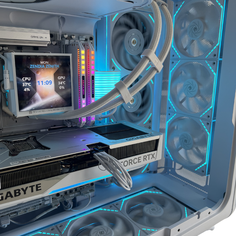 Foto reale del PC Gaming Zendia Zenith visto di fianco con pannello trasparente. Configurazione con processore AMD Ryzen 7 9800X3D, scheda video Nvidia RTX 5070 Ti da 16 GB, dissipatore a liquido da 360 mm e memorie RAM DDR5 illuminate